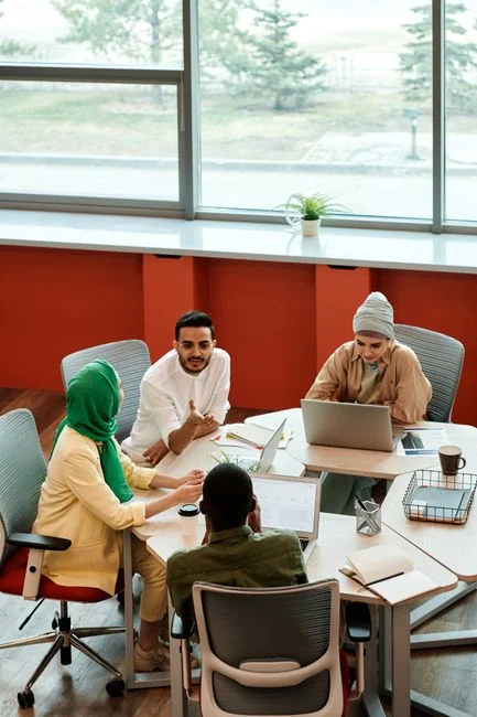 Vue rapprochée d’une femme travaillant sur un projet de marketing digital dans un bureau à domicile.